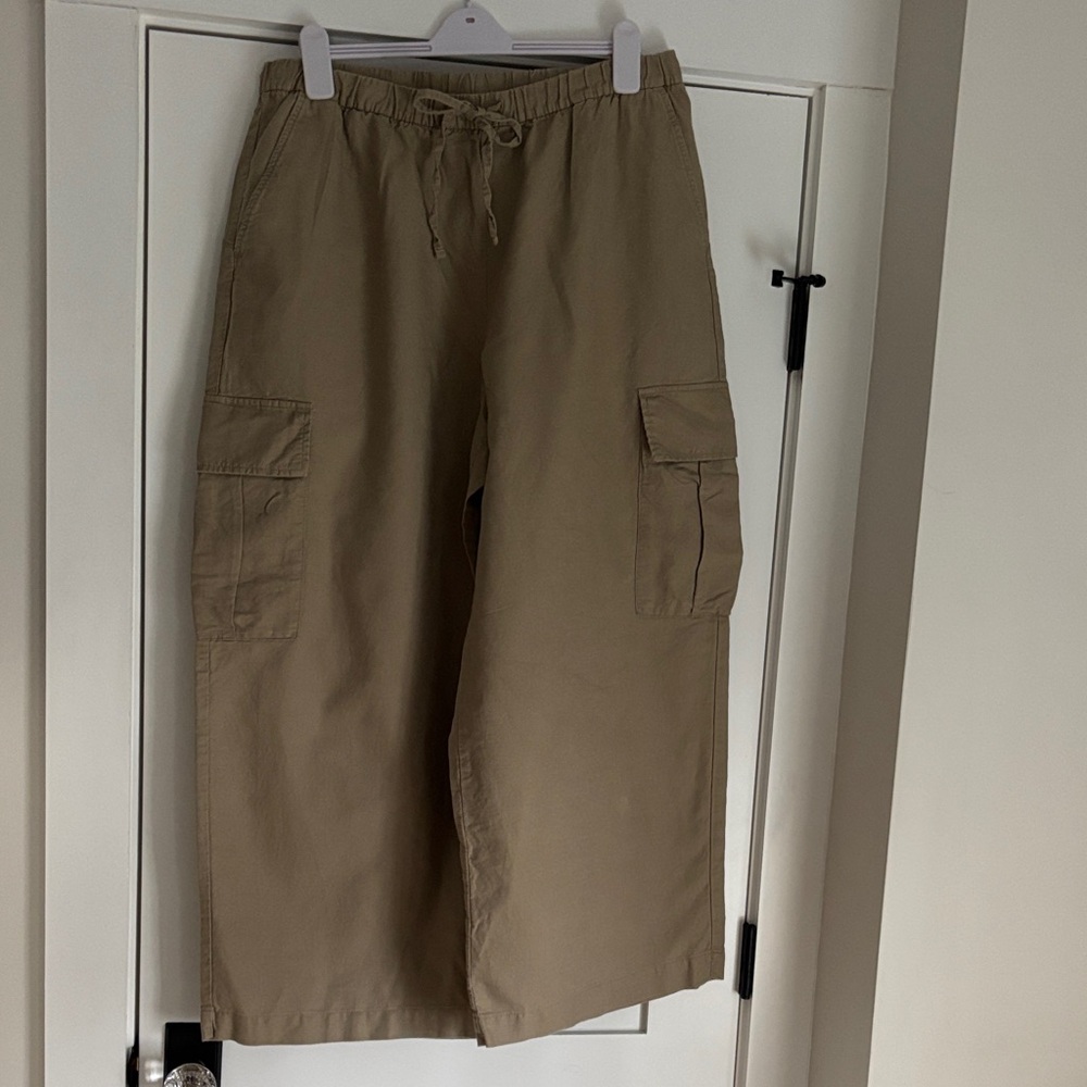 GAP Wide-Leg Cargo Pants in Khaki